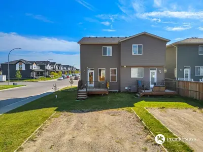 Gallery image of Near Calgary Airport Stylish House with Central AC King Bed Sleeps 6 in Calgary