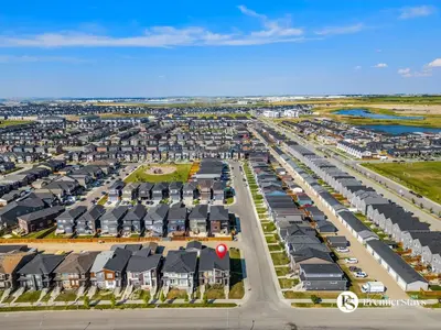 Gallery image of Near Calgary Airport Stylish House with Central AC King Bed Sleeps 6 in Calgary