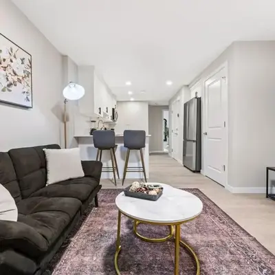 Classic 2 Bed-Basement Near the lake
