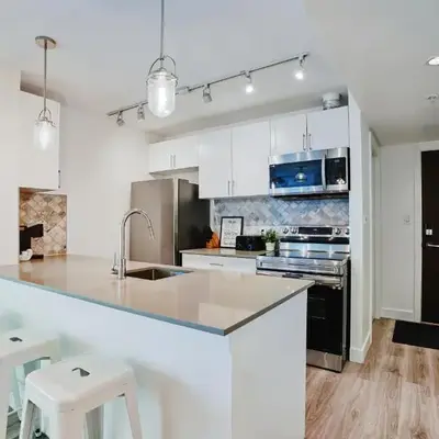 Cozy Urban Living! 2 mins from BC place