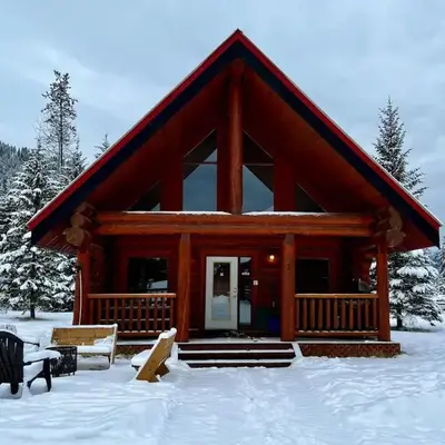 Chancellor Peak 1BR and Loft Wooden Cabin near Lake Louise