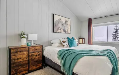 Gallery image of Lakefront Cabin - Cozy Retreat - 5Beds - TV - Wifi in Barrhead