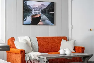 Gallery image of Lakefront Cabin - Cozy Retreat - 5Beds - TV - Wifi in Barrhead