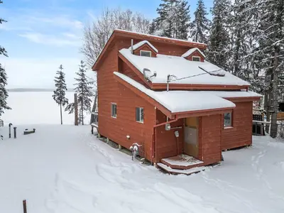 Gallery image of Lakefront Cabin - Cozy Retreat - 5Beds - TV - Wifi in Barrhead