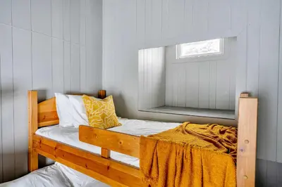 Gallery image of Lakefront Cabin - Cozy Retreat - 5Beds - TV - Wifi in Barrhead