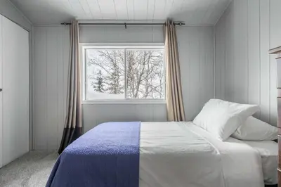 Gallery image of Lakefront Cabin - Cozy Retreat - 5Beds - TV - Wifi in Barrhead