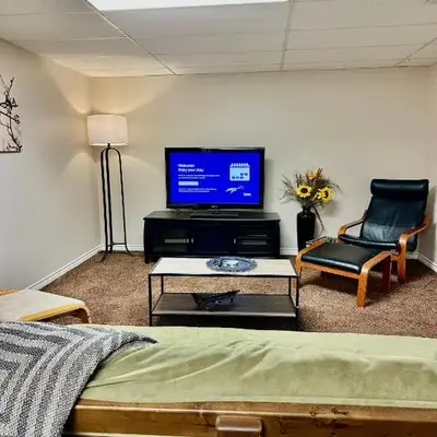 Beautiful Suite Fenced yard Kitchen Laundry