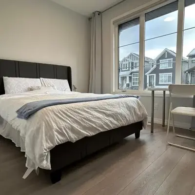 Sunny Queen-size Bedroom with Private Bath in Brand New House