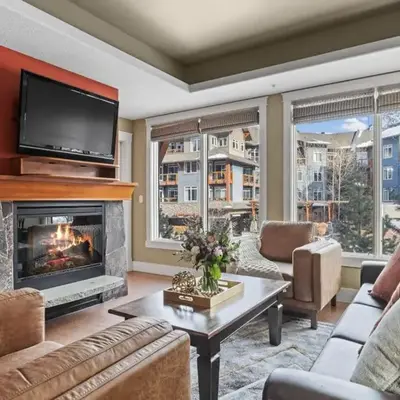 Mountain View Escape Sleeps 6 with Hot Tub and Pool