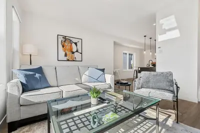 Gallery image of Luxurious Townhome in Aspen with King Bed Large Dining Area and Sleeps 8 in Calgary
