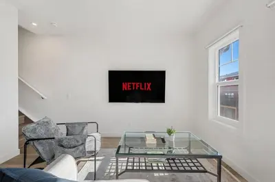 Gallery image of Luxurious Townhome in Aspen with King Bed Large Dining Area and Sleeps 8 in Calgary