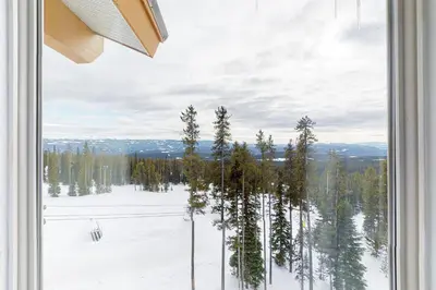 Gallery image of Hilltop Hideaway Suite - Legacy 401 in Big White
