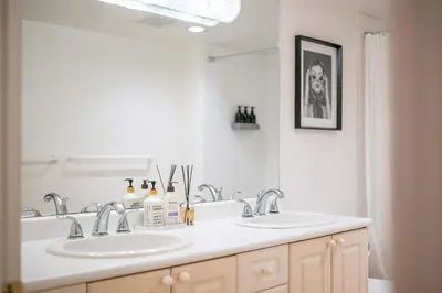 Gallery image of 2BR Trafalgar Retreat near UBC & Pacific Spirit in Vancouver
