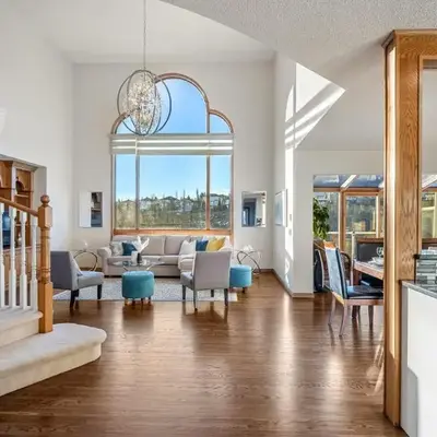 Bright & Spacious 5-BR & Ravine Views in Edgemont