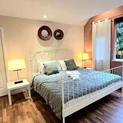Spacious & Cozy House Near Lonsdale