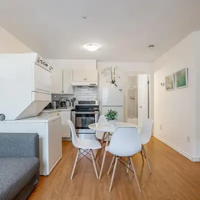 Private Guest Suite with Kitchen