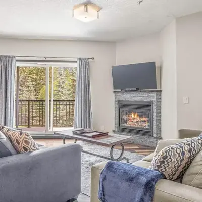 2BR Scenic Rockies Retreat BBQ Hot Tub and Pool