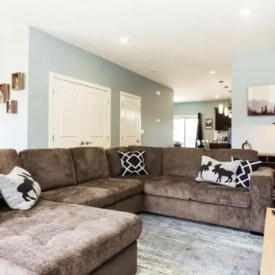 5BDRM Bright Modern Home-King Bed-Garage-Sleeps 12