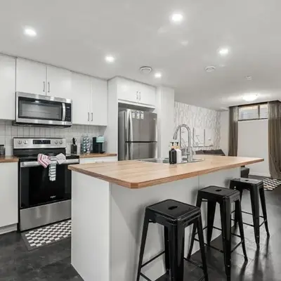 Modern Suburban Retreat in Ambleton Stylish Comfort Near Parks and Trails