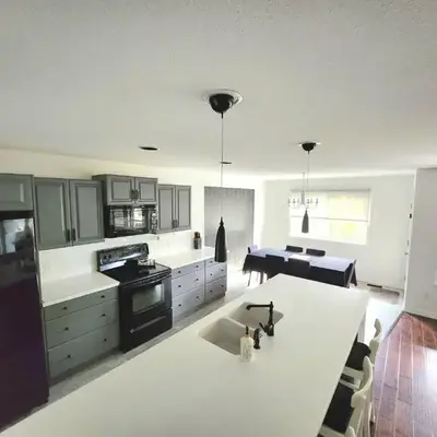 Kelowna full level luxury-BIG white ski 35 mins