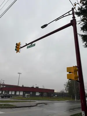 a traffic light with a street sign on a pole at North Delta Guest House - Scott Rd & Rapid Transit - Airport 20 Min - Free Parking & Fast Wi-Fi in Delta