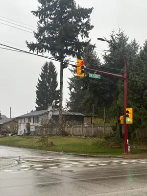 a traffic light on the corner of a street at North Delta Guest House - Scott Rd & Rapid Transit - Airport 20 Min - Free Parking & Fast Wi-Fi in Delta