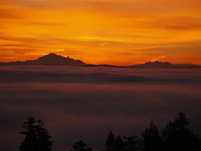 a view of the sunset with a layer of clouds at Gibralter Rock Ocean View B&B in Nanaimo