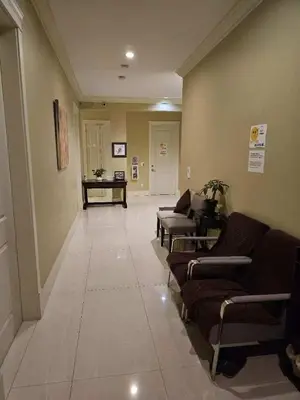 a living room with couches and a table at \u6e29\u54e5\u534e\u5217\u6cbb\u6587\u522b\u588542 in Richmond