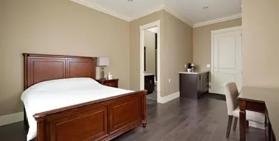 a bedroom with a bed and a desk and a table at \u6e29\u54e5\u534e\u5217\u6cbb\u6587\u522b\u588542 in Richmond