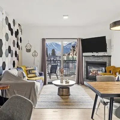 Splendid Mountain View 2BR Condo with Pool and Hot Tub
