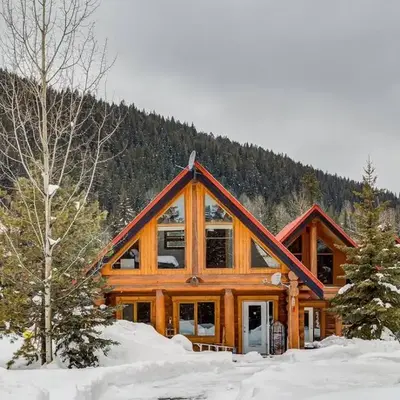 Beautiful Rustic Chalet in the Heart of Rockies