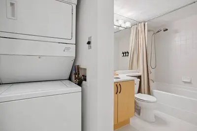 Gallery image of Queen Bed/Sauna/Pool/Gym/Wi-Fi/Sleeps four Guests! in Vancouver