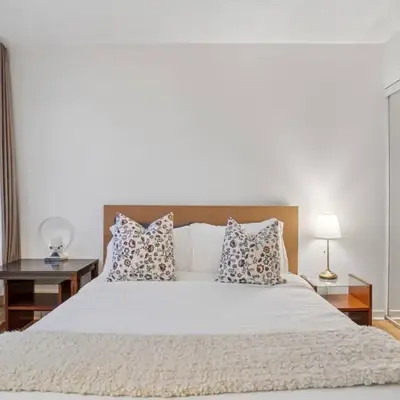 Queen Bed/Sauna/Pool/Gym/Wi-Fi/Sleeps four Guests!