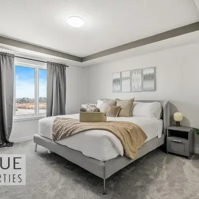 NEW - Modern Escape - KingBed - Fireplace - Garage - Netflix