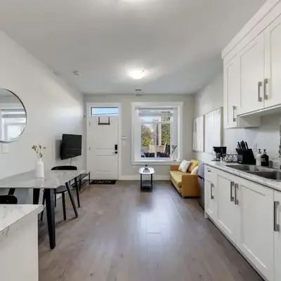 Private Entrance Suite Near Deer Lake & Metro