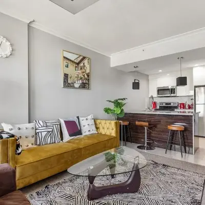 Stylish & Romantic Riverside Stay in Downtown