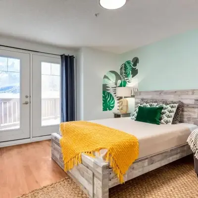 Cozy Tropical Vibe Haven in Canmore near Banff