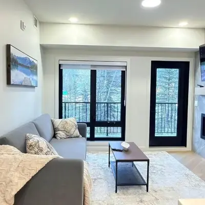 3 Sisters Mountain Getaway | Luxe 2BR w Pool & Gym