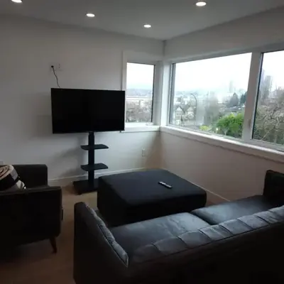 Vancouver Townhouse Family-Friendly with Street Parking & Balcony