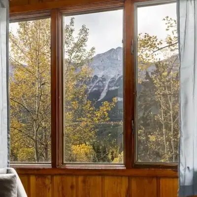 Eagles Nest Chalet with Private Deck Near Banff