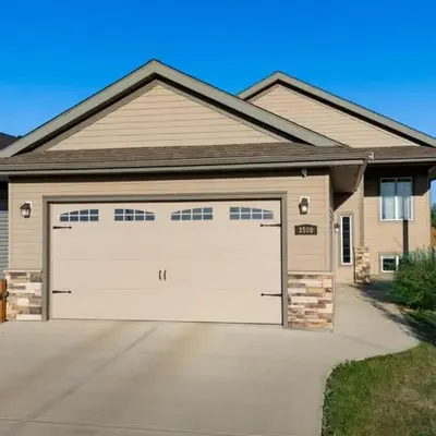 Spacious 4BR with King Suite - Garage - Netflix