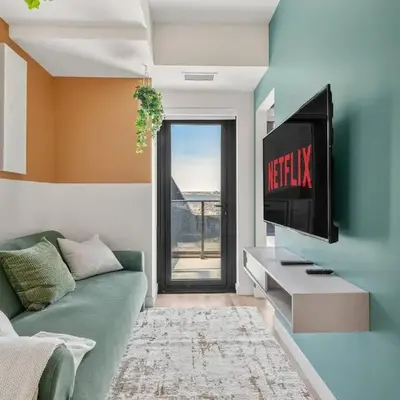 Incredible DT Views| King bed| Rest and Unwind