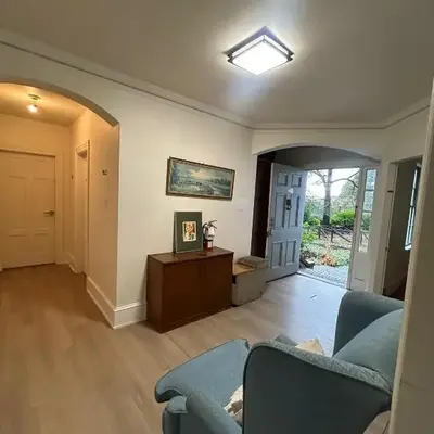 Vancouver Budget Rooms Near Beach & Transit - Fast WiFi & Free Parking