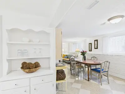 Gallery image of The Hawthorne House Hideaway in Oak Bay