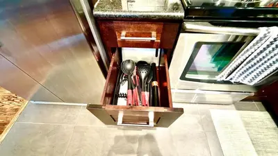 a holder with utensils on a kitchen floor at Emerald 3Bed 1bath Rancher 2C-D EvEs Spa BBQ RKE in Langley