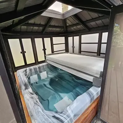 Family Retreat Hot Tub Banff and Calgary DT Access