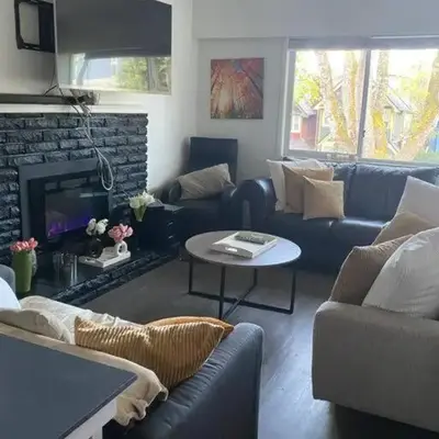 Quiet-comfy 4 bedroom house on a tree lined street in Kitsilano