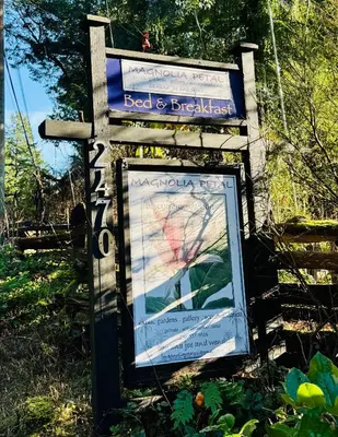 a sign for the trail at the beginning of the trail at Magnolia Petal Accommodation in Salt Spring Island
