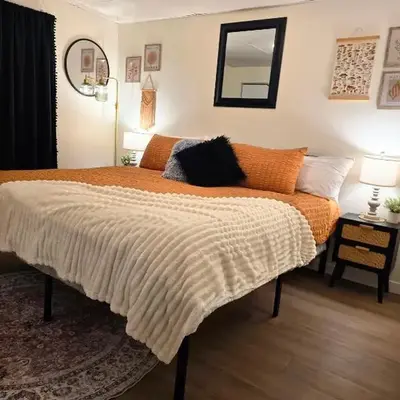 Small Town Pearl l Charming & Cozy 2 Level Suite Near Red Deer l Yard & BBQ