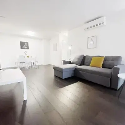 Bright & Cozy 2B2B near transit in Richmond